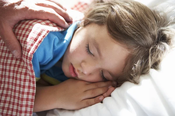 Przebudzeniu chłopiec śpi w łóżku rodziców — Zdjęcie stockowe