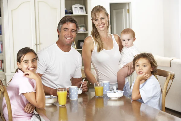 Famiglia che fa colazione in cucina — Foto Stock