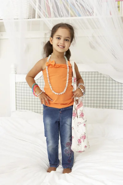 Fiatal lány öltözködés a hálószobában — Stock Fotó