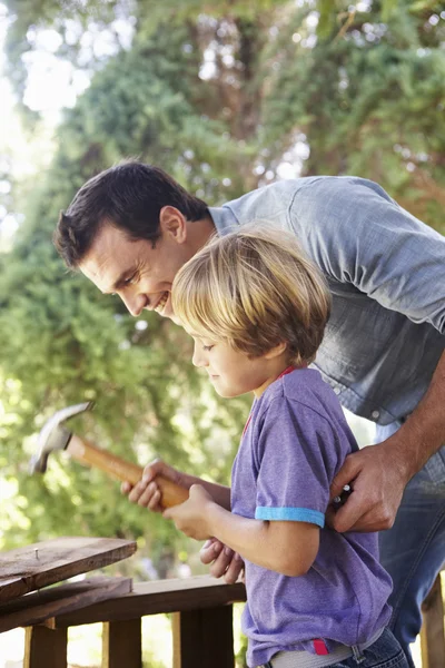 Vader en zoon boomhut bouwen — Stockfoto