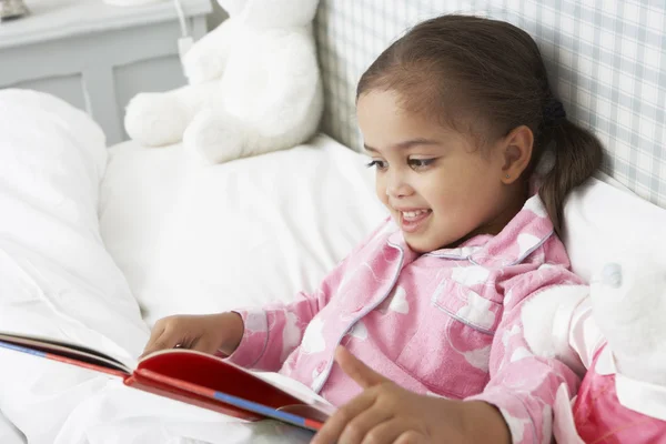 Νεαρή κοπέλα διαβάζει βιβλίο — Φωτογραφία Αρχείου