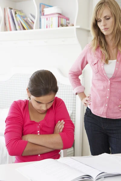 Unglückliche Mutter erzählt Tochter — Stockfoto