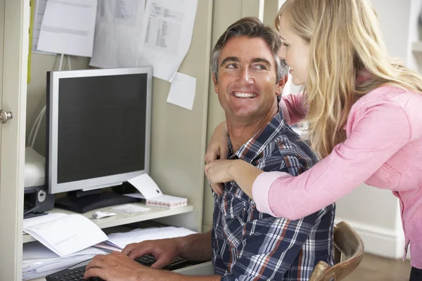 Paar samen In thuiskantoor — Stockfoto