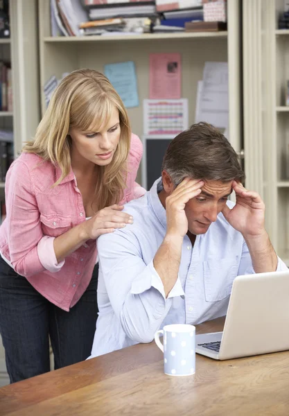 Besorgtes Paar arbeitet zu Hause — Stockfoto