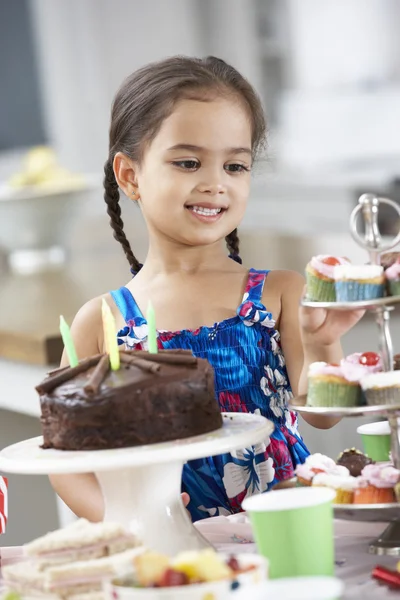 Mädchen steht mit Geburtstagsfeier Essen — Stockfoto