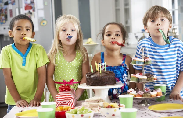 Crianças com comida de festa de aniversário — Fotografia de Stock