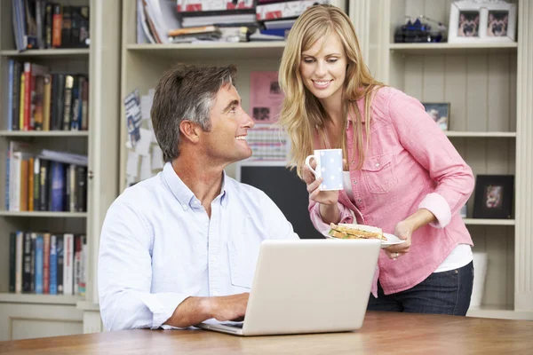 Pareja teniendo trabajo almuerzo en casa oficina — Foto de Stock