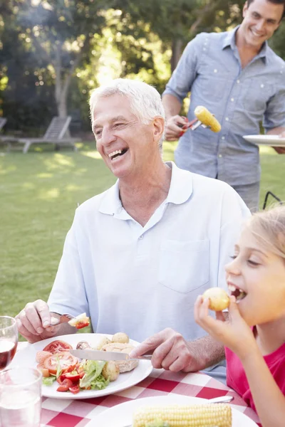 Famille bénéficiant d'un barbecue dans le jardin — Photo