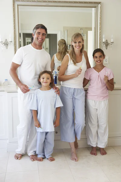 Family About To Brush Teeth — Stock Photo, Image