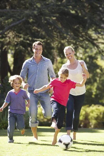 Famille jouant au football dans le jardin — Photo