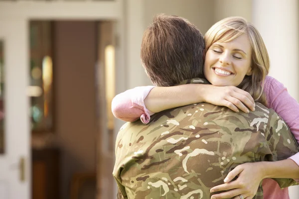 Soldado saudado por esposa — Fotografia de Stock