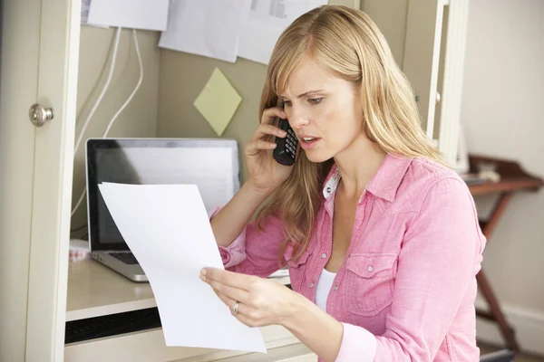 Donna che lavora in casa ufficio al telefono — Foto Stock