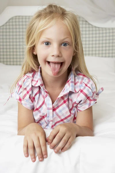 Menina jovem puxando rosto engraçado — Fotografia de Stock