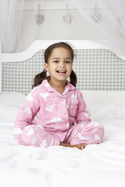 Girl Wearing Pajamas Sitting On Bed — Stockfoto