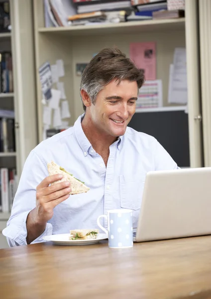 Hombre teniendo almuerzo de trabajo — Foto de Stock