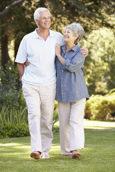 Seniorenpaar spaziert im Garten — Stockfoto