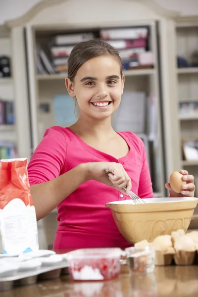 Mädchen bereitet Zutaten für Kuchen zu — Stockfoto