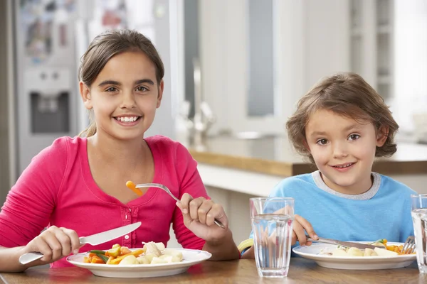 Kinderen met maaltijd In keuken — Stockfoto