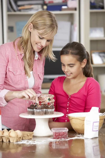 Madre e hija decorando cupcakes caseros — Foto de Stock