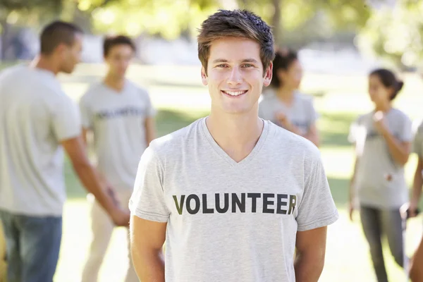 Männlicher Freiwilliger blickt in Kamera — Stockfoto