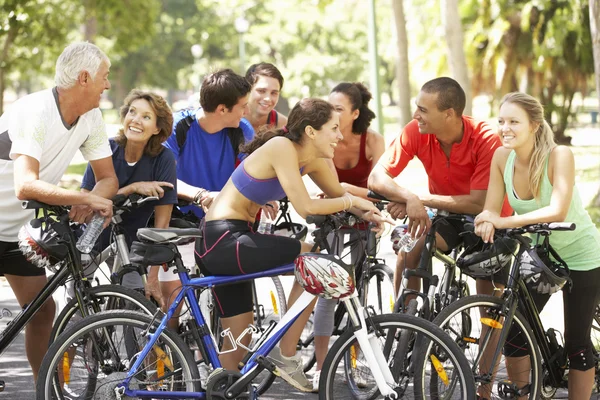 Ciclisti che riposano durante la corsa in bicicletta — Foto Stock