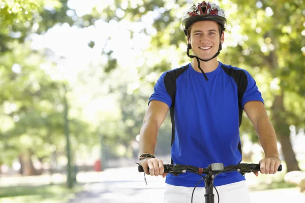 Young Man Cycling Through Park — Stock Photo, Image