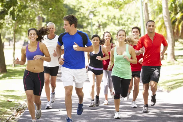 Groep lopers joggen door Park — Stockfoto