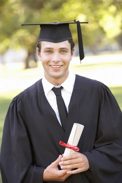 Estudiante asistiendo a la ceremonia de graduación — Foto de Stock