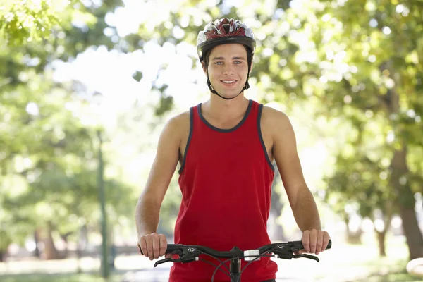 Joven ciclismo por el parque — Foto de Stock