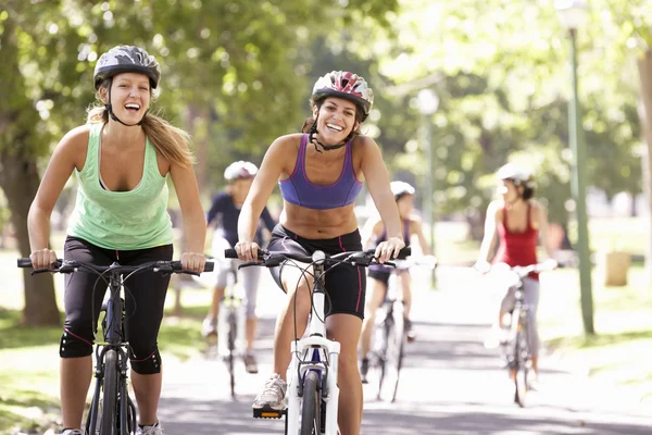 Gruppo di donne in giro in bicicletta — Foto Stock