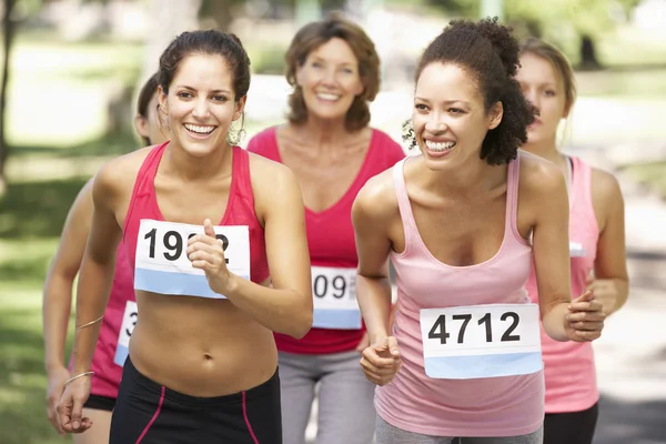 Kvinnliga idrottare som tävlar i maraton lopp — Stockfoto