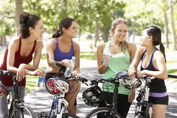 Женщины отдыхают во время езды на велосипеде — стоковое фото