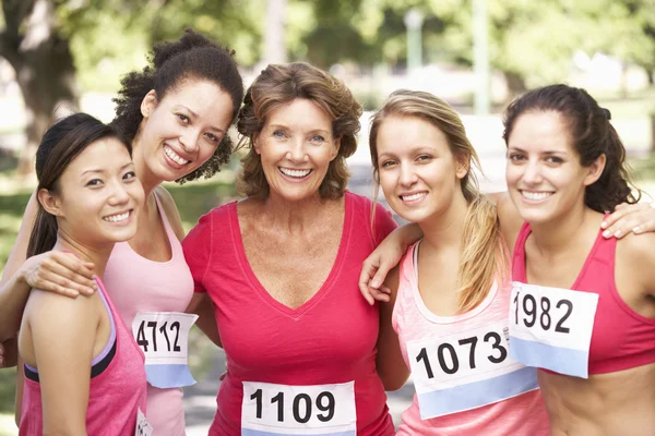 Atletas do sexo feminino competindo em Maratona Corrida — Fotografia de Stock