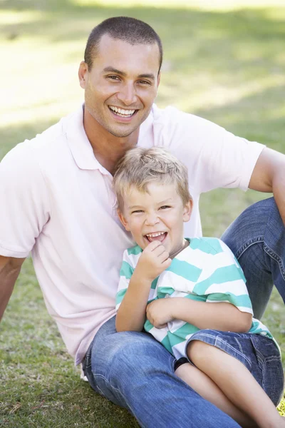 Padre e hijo relajándose en el parque —  Fotos de Stock