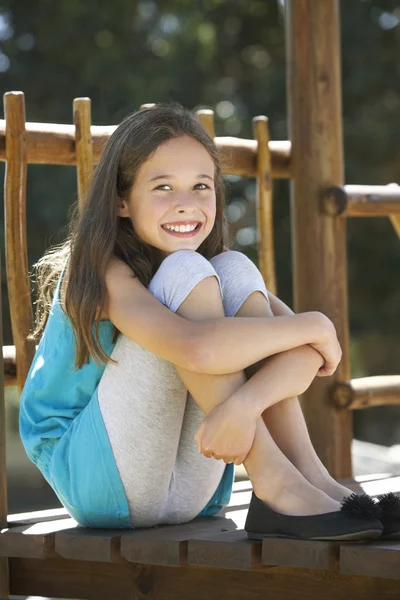 Dívka baví na prolézačkami — Stock fotografie