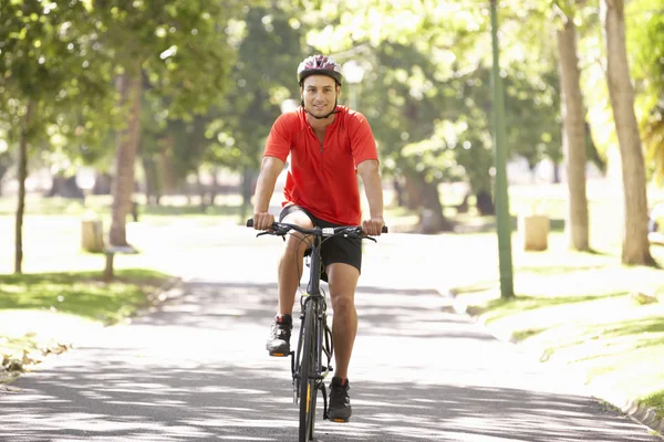 Man fietsen door park — Stockfoto