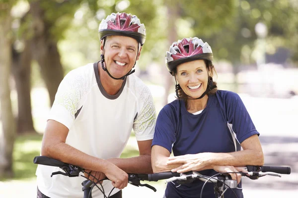 Couple d'âge mûr en vélo — Photo