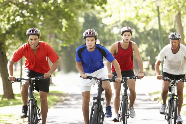 Gli uomini in bicicletta attraversano il parco — Foto Stock