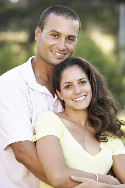 Pareja relajándose en el parque — Foto de Stock