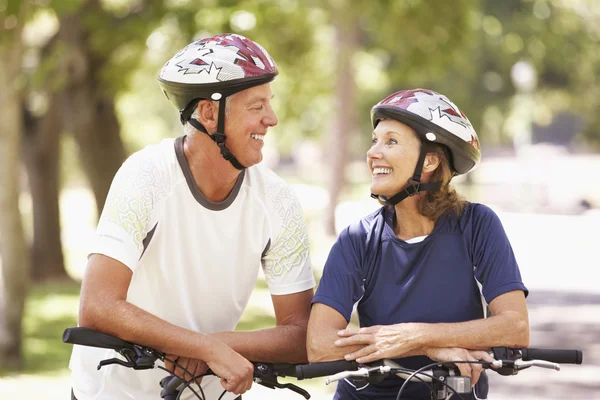 Äldre par på cykel rida — Stockfoto