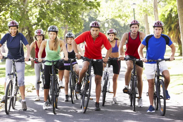 Groep van fietsers op fietstocht — Stockfoto