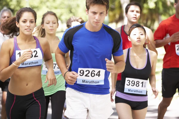 Maratona corredores no início da corrida — Fotografia de Stock