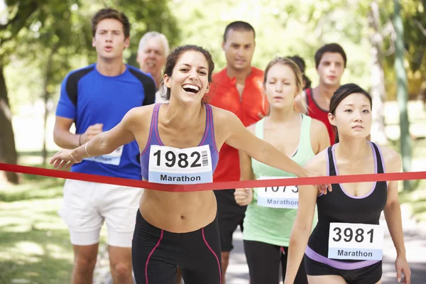 Vrouwelijke atleet winnen Marathon Race — Stockfoto