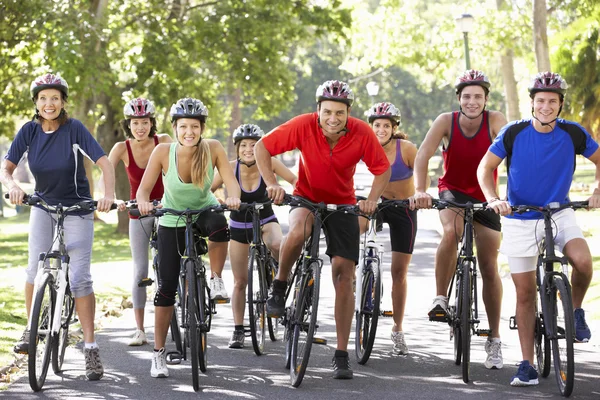 Grupo de ciclistas en paseo en bicicleta — Foto de Stock