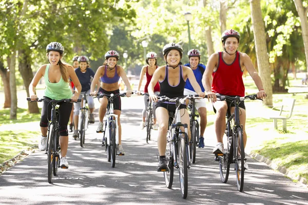 Radfahrergruppe auf Radtour — Stockfoto