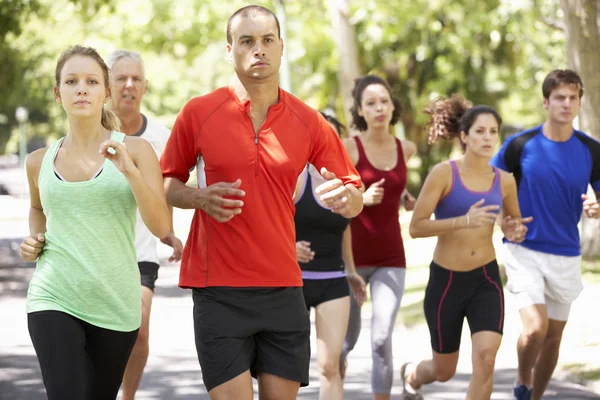 Gruppo di corridori che fanno jogging nel parco — Foto Stock