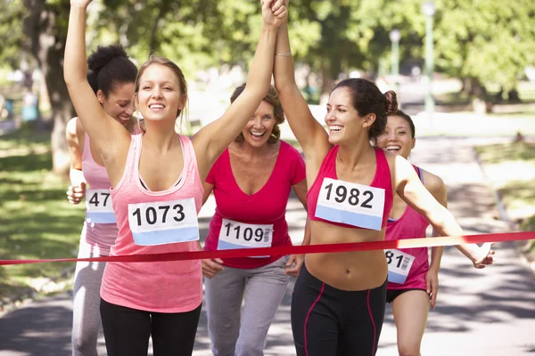 Atletas completando a Maratona da Caridade Corrida — Fotografia de Stock