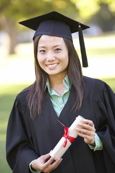 Estudiante asistiendo a la ceremonia de graduación — Foto de Stock