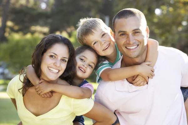 Détente en famille dans le parc d'été — Photo