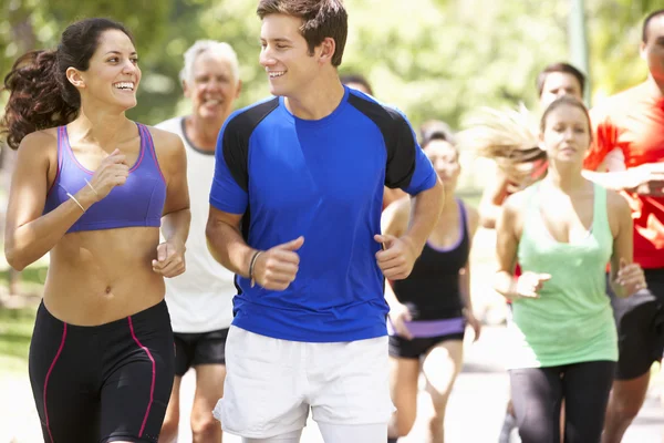 Groep lopers joggen door Park — Stockfoto